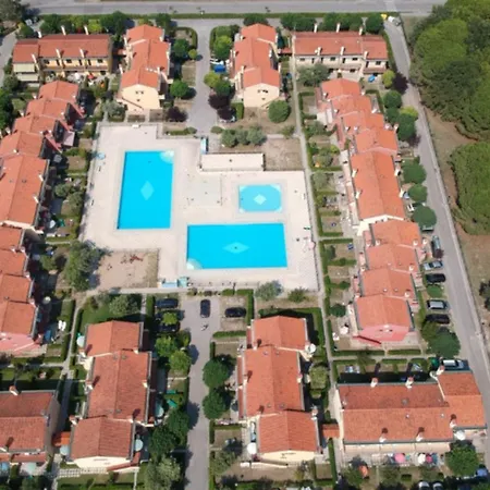 Cute Little House With Exclusive Garden And Pools דירה